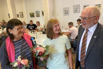 Begrüßung im Stadtrat: Lengenfelds neue Wanderwegewartinnen - Blumenstrauß vom Bürgermeister - Barbara Hack (links) und Elvira Sterzel im Stadtrat.