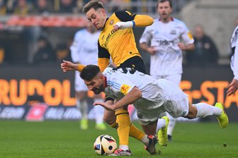 Behält Dynamo die Nerven im Aufstiegskampf der Dritten Fußball-Liga und bekommt Energie noch die Kurve? - Im Aufstiegskampf geht es zur Sache. Dynamos Aljaz Casar stoppt hier den Saarbrücker Kai Brünker. Das Hinspiel in Dresden endete 1:1.