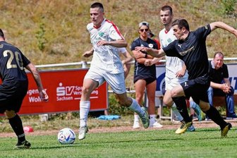 Behält Limbach die Oberhand? - Karel Lastovka (am Ball) vom FSV Limbach-Oberfrohna ist hier zwar auf dem Weg nach vorn, doch für Tore reichte es im Spitzenspiel gegen Fortschritt Lichtenstein nicht. 