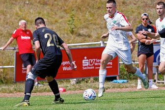 Behält Limbach-Oberfrohna die Oberhand in der Westsachsenliga? - Karel Lastovka (am Ball) vom FSV Limbach-Oberfrohna ist hier zwar auf dem Weg nach vorn, doch für Tore reichte es im Spitzenspiel gegen Fortschritt Lichtenstein nicht. 