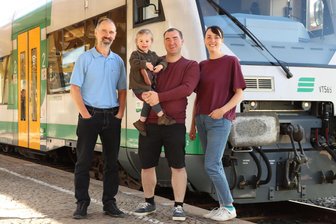 Beherzter Einsatz: Wie dieser Lokführer der Vogtlandbahn ins Gleisbett klettert und so einen Familienausflug rettet - Lokführer und Stiefel-Held Thomas Jacob (links) traf sich mit Familie Klause in Adorf zum Fototermin.
