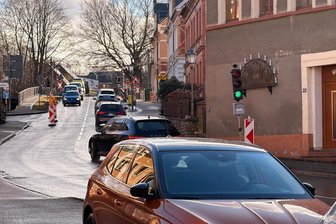 Behinderungen auf Bundesstraße im Erzgebirge - Eine Baustellenampel sorgt auf der B 101 in Schlettau für Behinderungen.