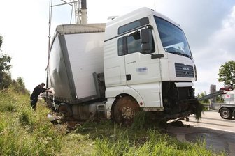 Behinderungen nach Lkw-Unfällen auf der A4 bei Meerane - Ein 19-Jähriger kam auf der A4 ca. zwei Kilometer nach der Ausfahrt Meerane mit seinem Lkw von der Fahrbahn ab und kippte in den Straßengraben.