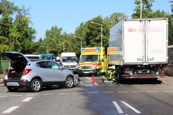 Behinderungen nach Unfällen in Freiberg und Memmendorf - In Freiberg stießen gegen 10.15 Uhr ein Lkw und ein Pkw an der Ecke Dresdner-/Peter-Schmohl-Straße zusammen.