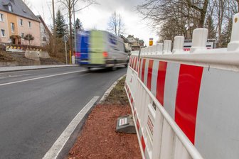 Behinderungen und Sperrungen drohen: In Zwönitz wird wieder an der Annaberger Straße gearbeitet - Rund drei Millionen Euro hat die Erneuerung der Annaberger Straße in Zwönitz gekostet. Jetzt erfolgen Restarbeiten.