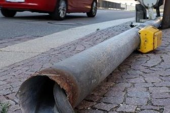 Behörde: Hunde-Urin lässt Ampel durchrosten - Deutlich sichtbar: Die Roststellen, die den Ampelmast in Waldenburg zum Umkippen gebracht haben.