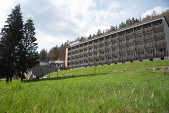 Behörde kontrolliert Hotel im Vogtland: Das ist das Ergebnis - Das Hotel Schwarzbachtal in der Landesgemeinde bei Erlbach.