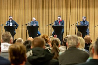 Behörde nimmt Wahlergebnis im Erzgebirge unter die Lupe - Ulf Landwehr (2. v. r.) wurde mit einer Stimme Vorsprung vor Horst Kretzschmann (r.) zum Bürgermeister gewählt.