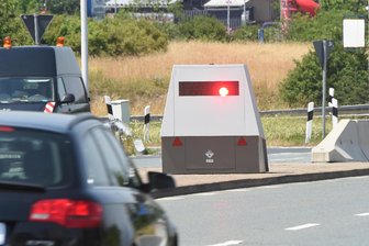 Behörde warnt vor falschen Knöllchen - Radarkontrolle in Chemnitz: Doch wer geblitzt wird, sollte sich den Bußgeldbescheid genau angucken, rät das Kraftfahrt-Bundesamt jetzt.