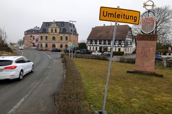 Behörden bestätigen Plan: An einer wichtigen Kreuzung in Meerane wird die Vorfahrt geändert - Blick zur Kreuzung am Hotel Schwanefeld in Meerane: Da es aktuell noch eine Umleitung gibt, befinden sich Autofahrer auf der Hohen Straße auf der Hauptstraße. Das ändert sich.