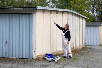 Behörden-Pingpong in Plauen um Corona-Schriftzug mit NS-Bezug - Spontane Malerarbeiten im Garagenkomplex am Friesenweg: Der Schriftzug wurde in diesen Tagen übermalt.
