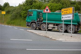 Behördenstreit um B-92-Zufahrt in Plauen-Oberlosa - Streitpunkt ist der Abzweig von der Bundesstraße 92 ins Gewerbegebiet nach Oberlosa. Das Landesamt für Straßenbau und Verkehr fürchtet, mit dem Bau des Automobilzentrums Müller kommt es dort künftig zu Staus.