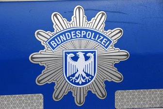 Bei 22-Jährigem in Klingenthal findet die Polizei Messer, Drogen und Feuerwerk - Die Bundespolizei hat in Klingenthal einen Verdächtigen ertappt.