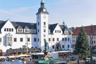 Bei Absage von Weihnachtsmarkt: Freibergs OB droht mit Klage gegen Sachsen - Nach dem Wochenmarkt auf dem Freiberger Obermarkt am gestrigen Donnerstag (Bild) soll ab dem heutigen Freitag die Pyramide sowie die Krippe aufgebaut werden. In den Tagen danach folgen die Buden.