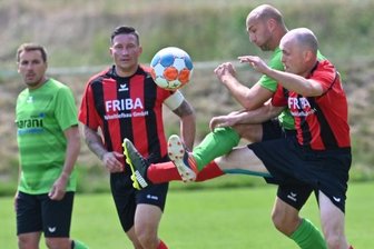 Bei Absteiger Reinsdorf-Vielau: Trainerteam und Spieler bleiben - Reinsdorf-Vielau (in grün mit Carsten Pfoh/l. und Mirco Wemme/r.) verlor zu viele wichtige Spiele, wie hier beim 2:4 gegen Abstiegskonkurrent Reichenbrand (mit Markus Vettermann/l. und Michael Koch/r.). 