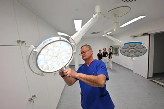 Bei Admedia in Chemnitz wird jetzt auch operiert - Chirurg Dr. Thomas Baude bereitet den neuen OP-Saal im Medizinischen Versorgungszentrum an der Planitzwiese vor.