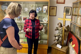 Bei Anton Günther in Augsburg: Wie die letzten Vertriebenen aus dem böhmischen Erzgebirge das Erbe ihrer Heimat bewahren - Anita Donderer, Vertriebene aus dem böhmischen Erzgebirge, führt durch das Neudeker Heimatmuseum in Augsburg.