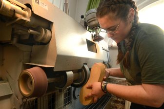 Bei Auerbacher Orthopädieschuhmacher schmeißen Frauen den Laden: „Es wird nie langweilig“ - Johanne Unger arbeitet in der Werkstatt viel an der Schleifmaschine.