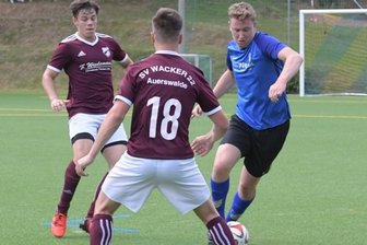 Bei Auerhammer fällt die Pause kurz aus - Der Bockauer Ruben Albusberger ist der einzige Neuzugang beim SV Auerhammer. In dieser Szene verteidigt er den Ball im Test-Kick gegen zwei Spieler vom SV Wacker Auerswalde. 