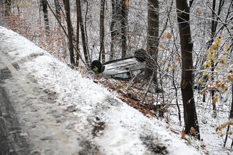 Bei Bad Schlema: Pkw stürzt Abhang herunter - Auf der Straße zwischen Hartenstein und Bad Schlema stürzte dieser Pkw eine Abhang herunter.