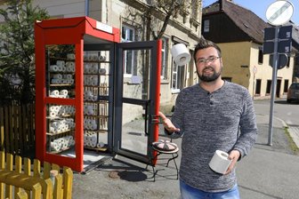 Bei Bedarf gibt's Klopapier in der Telefonzelle - Norman Hofmann hat sich die Idee ausgedacht.