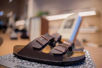 Bei Birkenstock läuft es: Schuhhersteller kauft in Sachsen Fabrik für 18 Millionen Euro - Das Fußbett hat Birkenstock weltberühmt gemacht. Inzwischen verkauft das Unternehmen so viele Sandalen, dass die Fertigung durch einen Fabrikkauf in Sachsen erweitert werden soll.