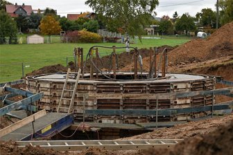 Bei Brand in Großmilkau: Feuerwehr soll genug Löschwasser haben - Eine Zisterne für Löschwasser entsteht derzeit in Milkau in der Nähe der Kirche.