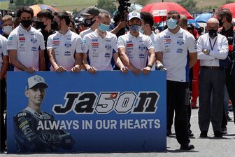 Bei Callenberger Rennstall PrüstelGP unter Vertrag: Motorradpilot stirbt nach schwerem Unfall bei Grand Prix - Das Team des sächsischen Rennstalls PrüstelGP sowie das gesamte Fahrerfeld gedachten in einer Schweigeminute vor dem MotoGP-Rennen des tödlich verunglückten Schweizers Jason Dupasquier. 