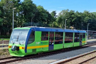 Bei Cranzahl: Baum blockiert Gleise der Länderbahn - Abfahrt der bis Anfang Oktober zwischen Cranzahl und Chomutov in Tschechien verkehrenden Länderbahn am Bahnhof Cranzahl 