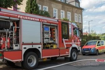 Bei Dacharbeiten bricht Feuer aus - 21 Kameraden der Feuerwehren Freiberg und Brand-Erbisdorf waren am Brandort im Einsatz.
