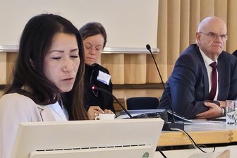 Bei dem Thema ist Mittelsachsen deutschlandweit ganz vorn - Jennifer Diehl (l.), hier bei einer Kreistagssitzung, zeichnet als Leiterin der Ausländer- und Asylbehörde mit verantwortlich für die digitale Servicestelle.