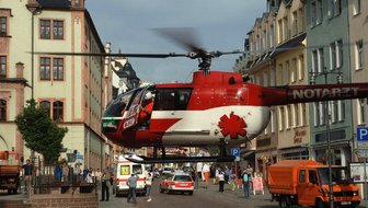 Bei Demontage durch Laubendach gestürzt - 
              <p class="artikelinhalt">Bei einem Arbeitsunfall ist Montag früh auf dem Mittweidaer Markt ein Bauhofmitarbeiter schwer verletzt worden. Er wurde mit einem Rettungshubschrauber ins Klinikum Chemnitz geflogen. </p>
            