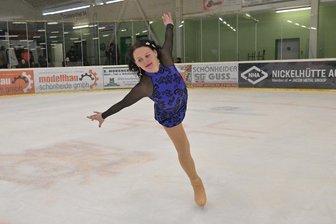 Bei den Eishockey-Wölfen geht es nicht nur ruppig zu – filigraner Sport hält in Schönheide Einzug - In Schönheide jagen nicht nur die Eishockey-Wölfe dem Puck nach. Der Verein hat seit Kurzem auch eine Abteilung Eiskunstlauf, die Jacqueline Wilfert ins Leben gerufen hat.