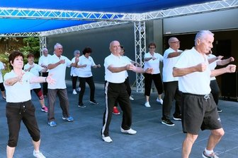 Bei den Knappen tut sich wieder was - Die Seniorengymnastikgruppe von Peter Gebauer (rechts vorn) trainiert derzeit im Fitnessstudio im Oelsnitzer Bürgerpark. Im November wollen die Senioren das Sportzeichen ablegen. 