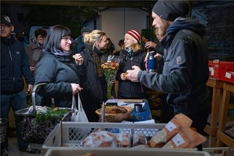 Bei den Marktschwärmern ist alles regional - Gehen Katrin und Jule bei den Marktschwärmern Juliana Zaspel und Alex Paul (von links) einkaufen, bleibt das Portemonnaie zuhause. 