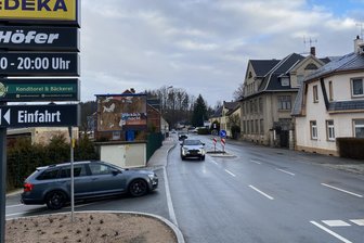 Bei der Ausfahrt vom Lengenfelder Edeka ist besondere Vorsicht geboten - wie lange noch? - Da ist Vorsicht geboten. Das Stromhäusel behindert die Sicht bei der Ausfahrt vom Edeka.