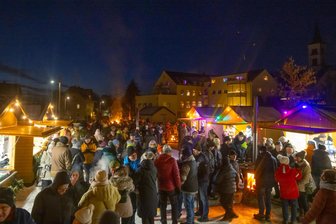 Bei der „coolsten“ Party mit feurigem Ende half auch der Callenberger Bürgermeister mit - Der Callenberger Dorfplatz war am Samstag auch bei Eiseskälte gut besucht.