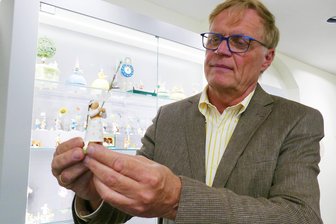 Bei der Expo in Japan: Erzgebirgische Volkskunst ziert den deutschen Pavillon - Mit Blumenkindern wie diesem hat Thomas Rost die Vitrine auf der Expo-Weltausstellung in Osaka geschmückt.