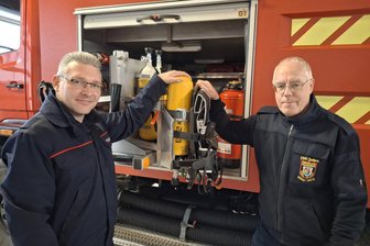 Bei der Feuerwehr in Flöha ist Matthias Richter eine Institution: Nun tritt er kürzer - Matthias Richter (r.) hat in der Feuerwache Flöha den Staffelstab an Marcel Grünert weitergegeben.