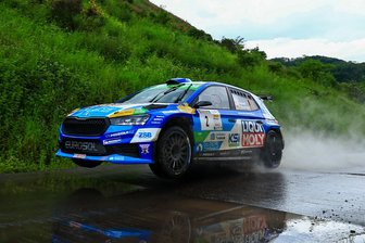 Bei der Hunsrück-Rallye: Zwickauer Pilot meistert Mutprobe - Nur Fliegen ist schöner: Julius Tannert donnert mit seinem Skoda über die Piste der Rallye Hunsrück.