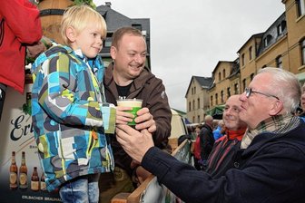 Bei der Kult-Kirwe in Erlbach feiert selbst der Pfarrer mit: "Da kommt man nicht dran vorbei" - Stefan Weiske von der Erlbacher Brauerei schenkte zusammen mit Sohn Lenny das Kirwe-Bier aus und verteilte es an die Besucher.