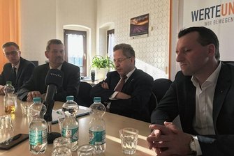 Bei der Plauener CDU nachgefragt: Wie stehen Sie heute zu Hans-Georg Maaßen, Herr Heidan? - Pressekonferenz im August 2019 in Plauen: der heutige Kulturbürgermeister Tobias Kämpf, der damalige Landtagsabgeordnete Frank Heidan, Hans-Georg Maaßen und Plauens CDU-Chef Jörg Schmidt (von links).