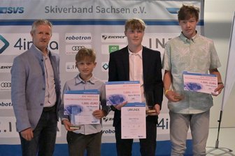 Bei der Sportlerehrung des Skiverbandes Sachsen: Wer den Förderpreis von Jens Weißflog abräumte - Jens Weißflog mit den Preisträgern Till Thumser, Björn Börnig und Chris Oriwol (von links nach rechts).
