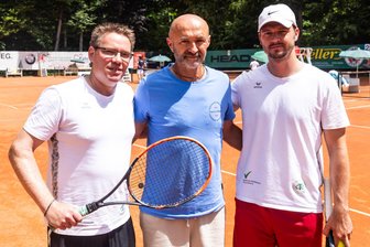 Bei der Urlaubsbuchung fiel der Groschen: Kapitän der Chemnitzer Regionalliga-Tennisspieler will ab sofort kürzertreten - Alexander Kreller (links) führte die Spielgemeinschaft des CTC Küchwald mit dem Freiberger HTC jahrelang als Kapitän – gemeinsam mit dem Chemnitzer Vereinschef Milan Vondracek (Mitte). Jetzt übergibt er das Kapitänsamt an Michael Mirtchev (rechts).