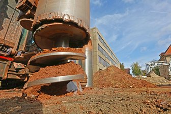 Bei der Zwickauer Polizei wird gebohrt - Auf der Baustelle des Hauptgebäudes der Polizeidrektion Zwickau ist ein Bohrer im Einsatz.