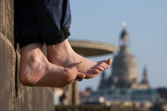 Bei Diabetes: Darum aufs Barfußlaufen besser verzichten - Freiluft für die Füße - aber mit Vorsicht: Selbst kleine Verletzungen an den Füßen können sich bei Diabetes mellitus oft nur sehr langsam schließen und zu Komplikationen führen.