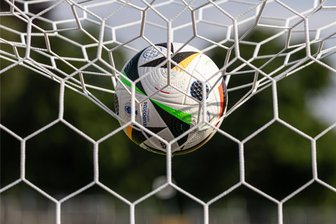 Bei diesem Dorfverein im Erzgebirge stehen Eltern und Kinder gemeinsam auf dem Platz - Die Fußball-EM nimmt Fahrt auf. Und wie oft zappelt am Sonnabend beim SV Lindenau das runde Leder im Netz?