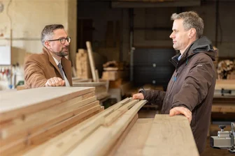 Bei diesem Handwerker aus dem Erzgebirge geben sich die Minister die Klinke in die Hand - Zimmerermeister Ralf Kretschmar (rechts) wirbt bei Staatsminister Martin Dulig für ein neues Vergabegesetz. Nachhaltigkeit, findet Kretschmar, sollte stärkerer darin verankert werden.