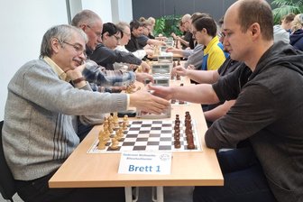 Bei diesen zwei Jubiläen im Erzgebirge sind Schach- und Skat-Strategen gefragt - Vorjahressieger Robert Wetzel (r.) hat sich wieder angekündigt.
