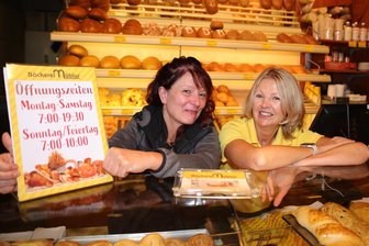 Bei diesen Zwickauer Bäckereien gibt es auch sonntags frische Brötchen - Astrid Landrock und Lidia Kutschka (von links) von der Bäckerei Möbius an der Katharinenstraße bieten sonntags nicht nur Semmeln und Brot an, sondern auch Kuchen und Torten.